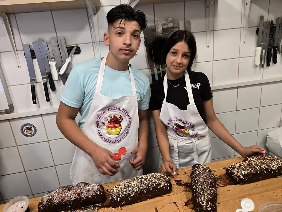 Alex és egy fiatal résztvevő kalácskészítés közben
