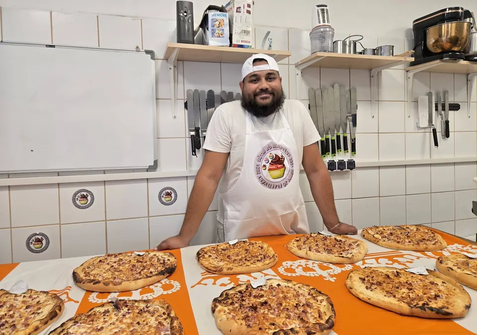 Alex frissen sült pizzákkal a műhelyben