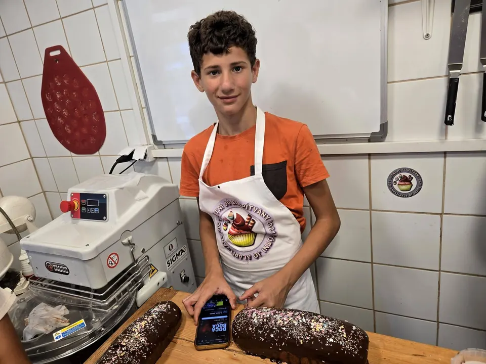 Fiatal résztvevő csokoládés kaláccsal