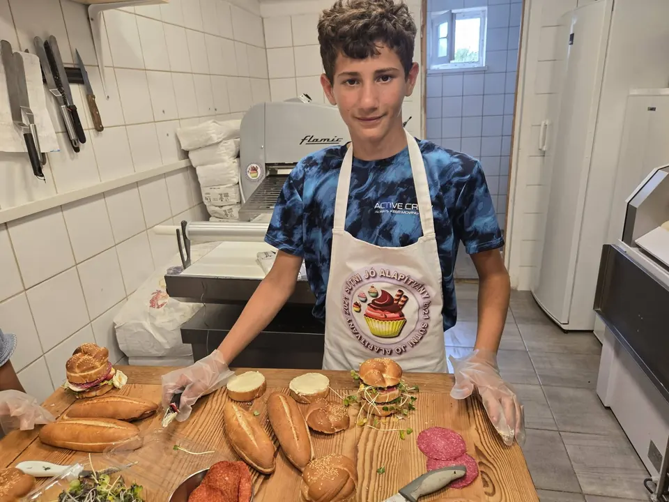 Fiatal résztvevő saját készítésű péksüteményekkel