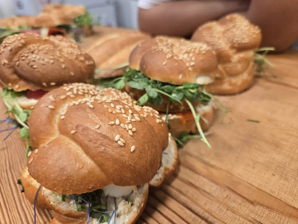 Frissen elkészített hamburger közelről