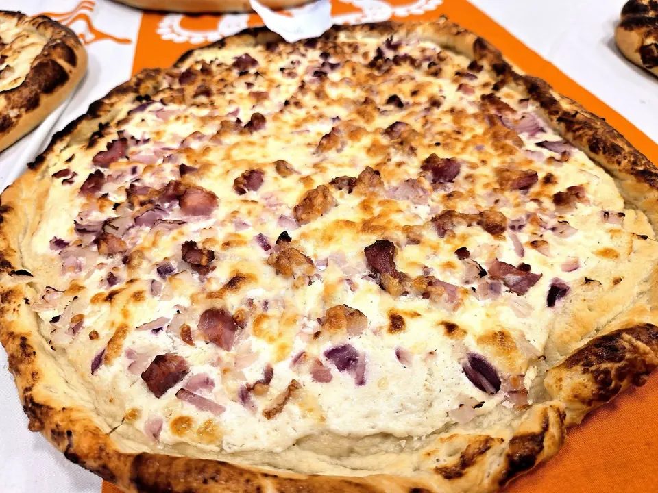 Frissen sült házi pizza a műhelyből
