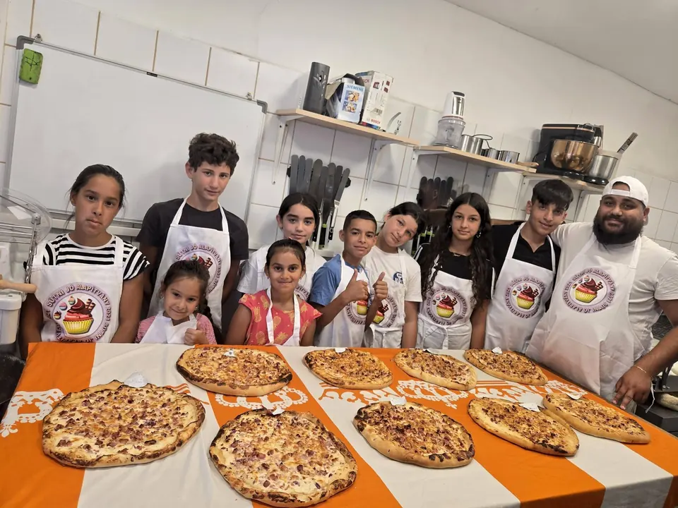 Gyerekek az elkészült pizzákkal Alex műhelyében