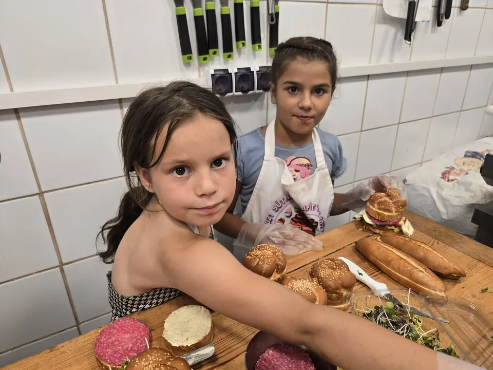 Gyerekek hamburgert készítenek a műhelyben