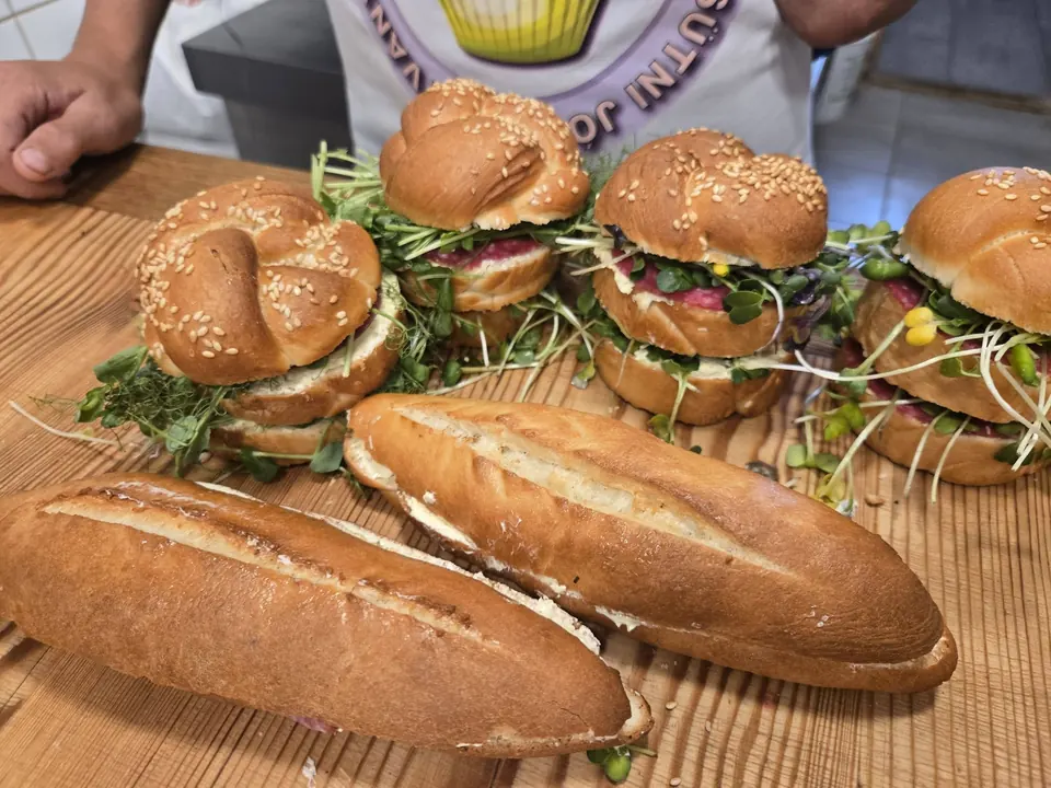Házi hamburgerek és szendvicsek a műhelyasztalon