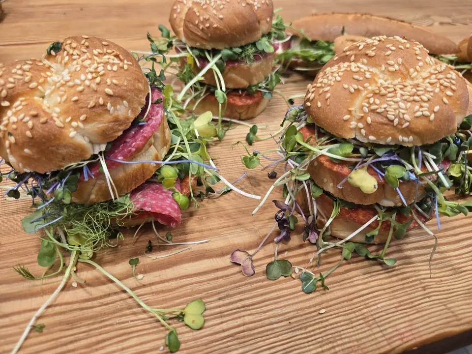 Hamburgerek friss zöldségekkel és házi zsemlével