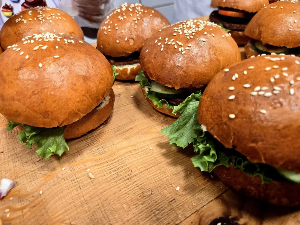 Házi készítésű hamburgerek friss zsemlében