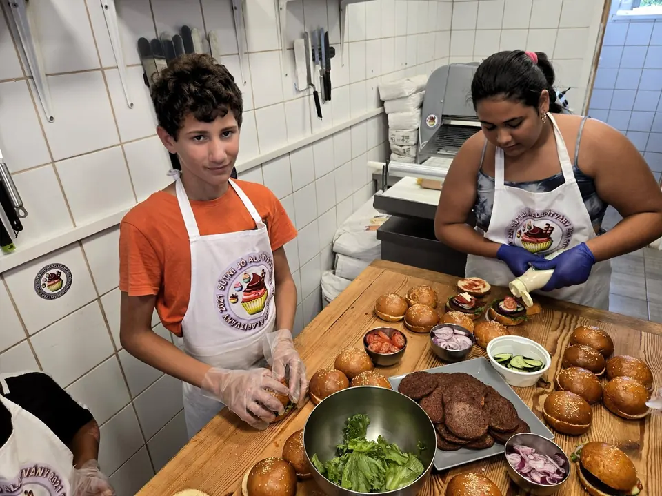 Közös hamburger-összeállítás a Sütni Jó! műhelyében