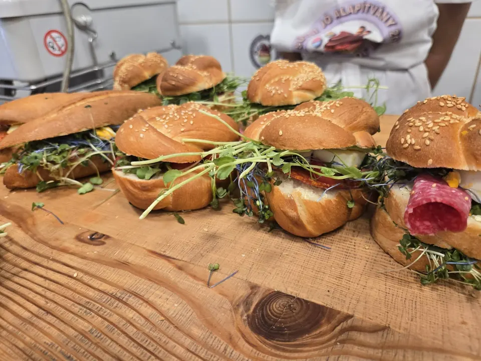 Közösen készített hamburgerek Alex műhelyében