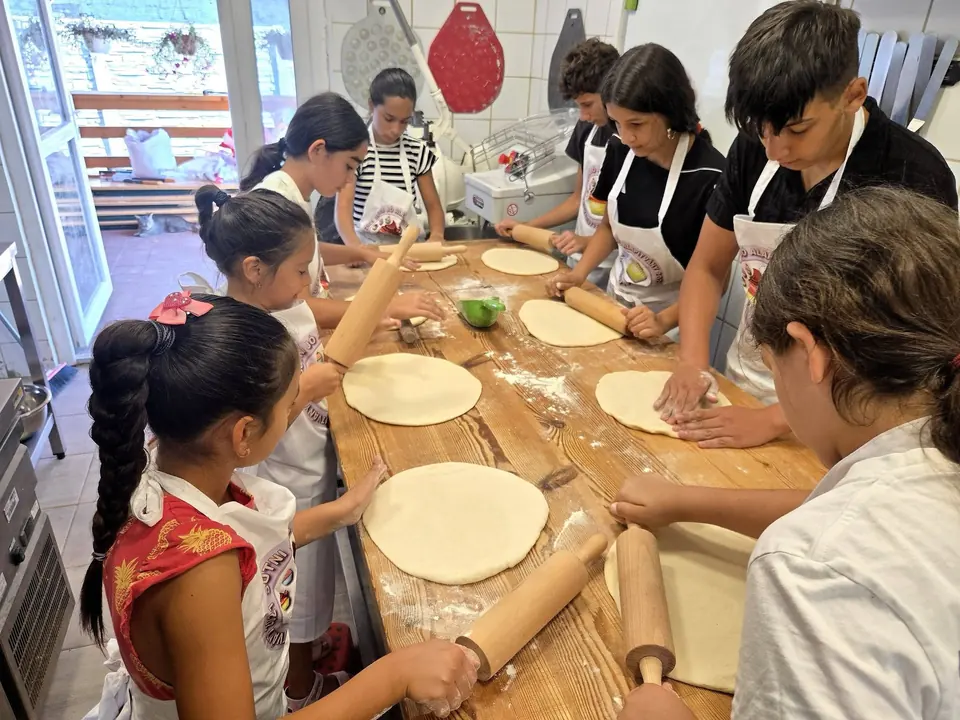 Közös pizzakészítés a Sütni Jó! műhelyében