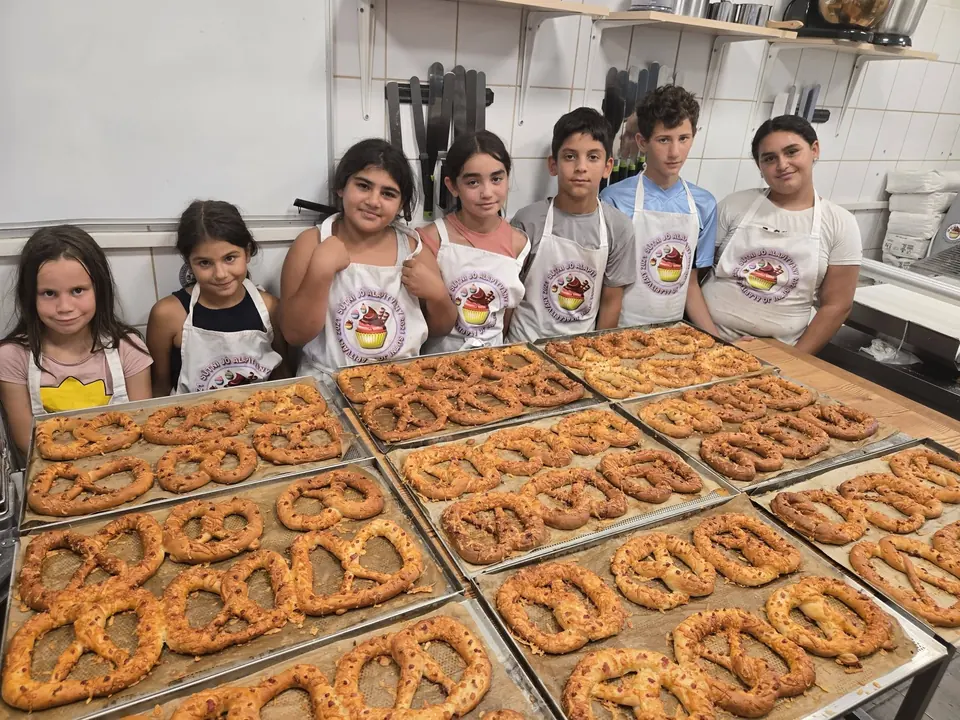 Közös sütés után elkészült tepsi péksütemény