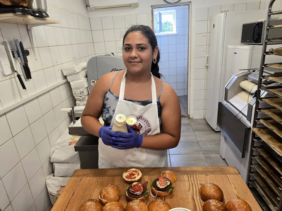 Fiatal résztvevő frissen sült hamburgerzsemlével