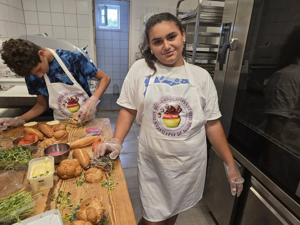 Fiatal résztvevő munka közben Alex műhelyében