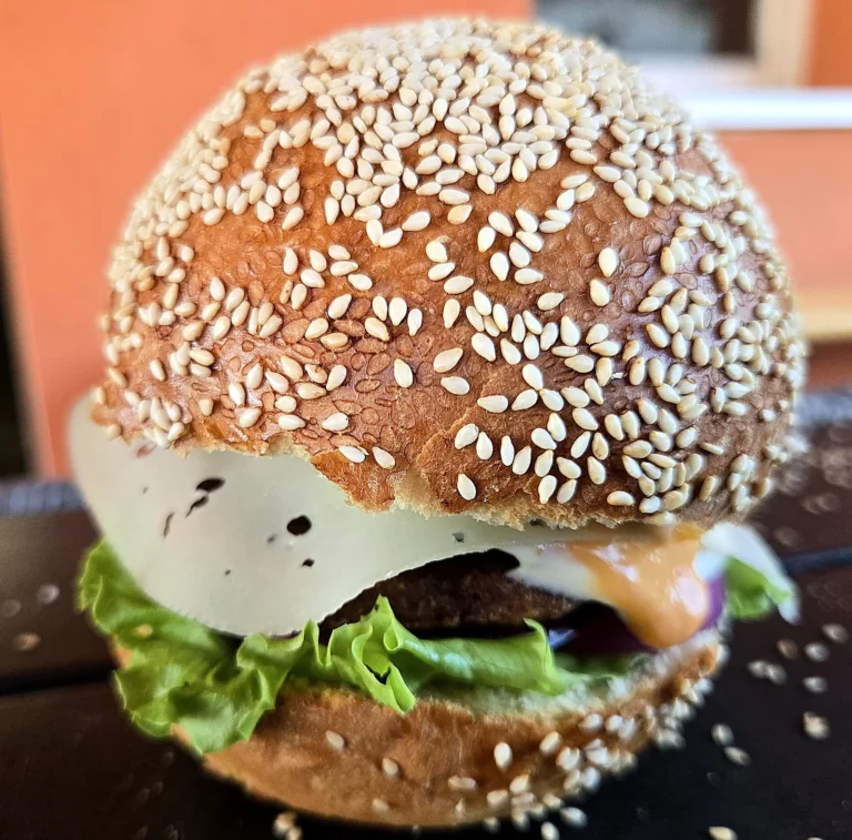 Házi hamburger zsemle, más néven puffancs szezámmaggal